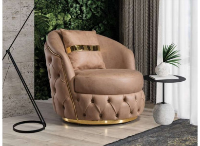 E e luxuriéise, modernen Fotell an engem hellen Beige Faarftoun vu Chesterfield