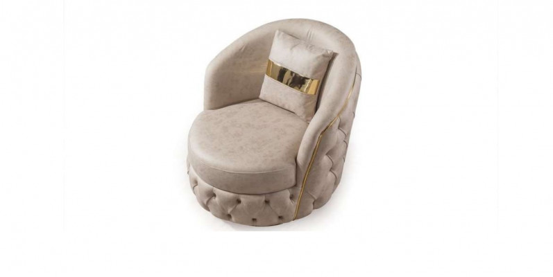 E e luxuriéise, modernen Fotell an engem hellen Beige Faarftoun vu Chesterfield