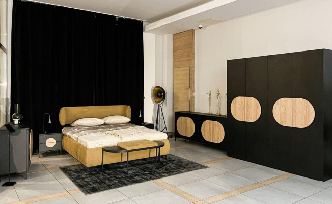 Schlofzëmmer Set Bett 2x Nuetsdëscher 2x Kommode Kleederschaf Hocker 7-Deeler.