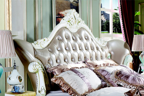 Kingsize-Duebbelbett mat Ledekappdeel am klasseschen Design Chesterfield-Stil