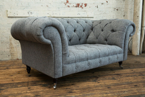 Luxus 2-Sëtzer Couch Polstersofa Lieder Stoff Couchen Chesterfield Garnitur Nei