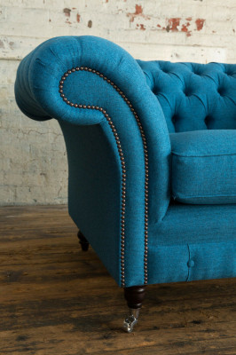Blo Sofa Couch Polster Chesterfield Sëtzmooss Textil Stoff Lieder Couchen Nei