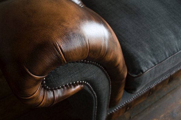 Chesterfield Design Stoff Kanapee Fauteuil 1.5 Sëtzer Polster Canapé Lounge Neit Club