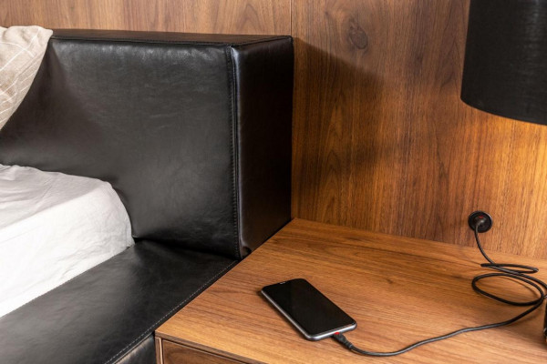 Bettfaarf Schwaarz Moderne Stil Luxus Bett + 2x Nuetsdëscher fir Schlofzëmmer