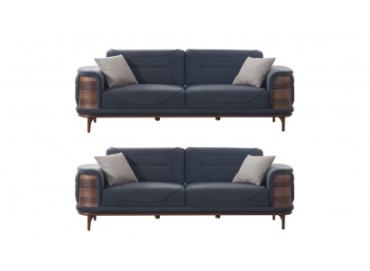 Zwee donkelgrou Sofasen am moderne Stil mat Holzbeen fir e Wunnzëmmer.