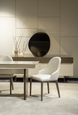 Wäissen Iesszëmmerstull Designer Lehnstill mat Holzféiss Designer Polstersëtz.