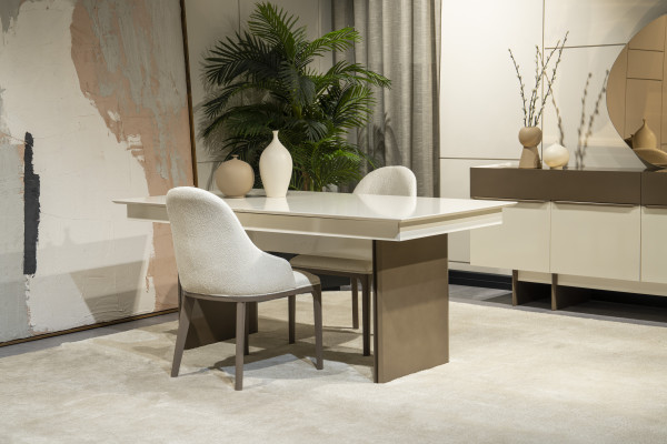 Wäissen Iesszëmmerstull Designer Lehnstill mat Holzféiss Designer Polstersëtz.