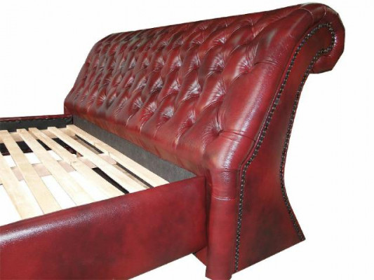 Chesterfield Grouss Bett Polsterbett Duebelbett Antiquéiert Edele kinnekleche Bett NEI
