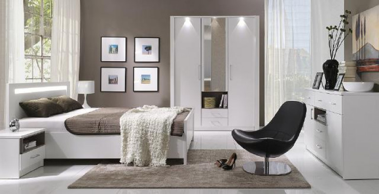 Elegantes wäisst Bett an engem raffinéiertem zäitgenëssesche Stil a Premium-Qualitéit