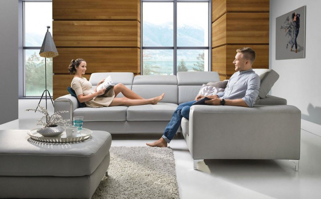 Stilvollt, komfortabel Eckcouch fir en douce an gemittlech Interieur.