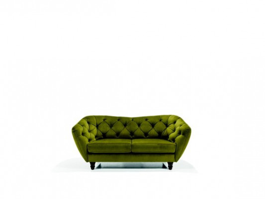 Dreiplaz-Sofa mat luxuriéiser Chesterfield-Récklehne an engem eleganten gréngoen.