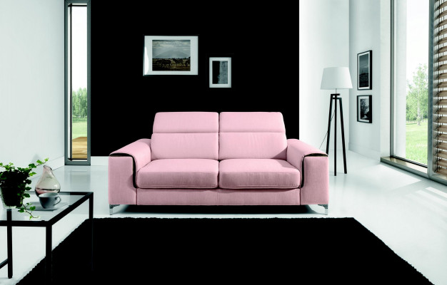 E e respektabelt modernes a komfortabelt 2-Sëtzer-Sofa an engem stilvollen rosa Faarf.