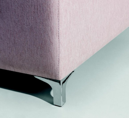 E e respektabelt modernes a komfortabelt 2-Sëtzer-Sofa an engem stilvollen rosa Faarf.