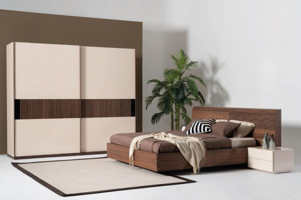 Stilvollt modernes Bett mat zwou Nuetsdëscher aus Naturholz