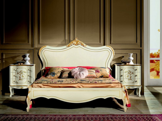 Luxusbett 180*195cm mat Holzkoppenend an 2 Nopeschdëscher Italienesch Miwwelen Nei