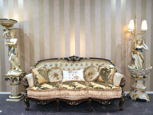 Klassesch dräisëtzegen Sofa Canapé Polstermébel Chesterfield 3 Sëtz Stoffsbéng.