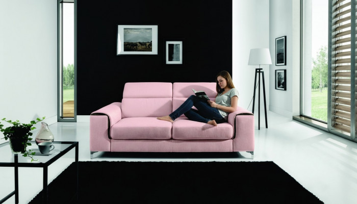 E e respektabelt modernes a komfortabelt 2-Sëtzer-Sofa an engem stilvollen rosa Faarf.