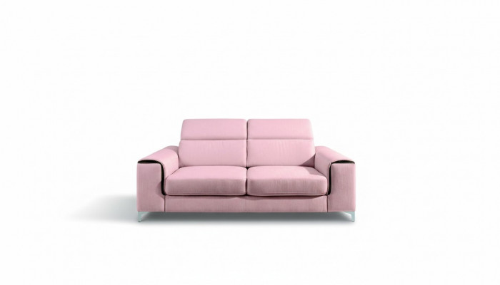 E e respektabelt modernes a komfortabelt 2-Sëtzer-Sofa an engem stilvollen rosa Faarf.