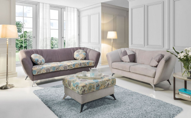 D'2-Sëtz-Sofa an engem elegante a modernen Stil passt perfekt an all Interieur.
