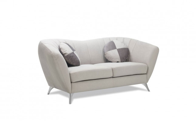 D'2-Sëtz-Sofa an engem elegante a modernen Stil passt perfekt an all Interieur.