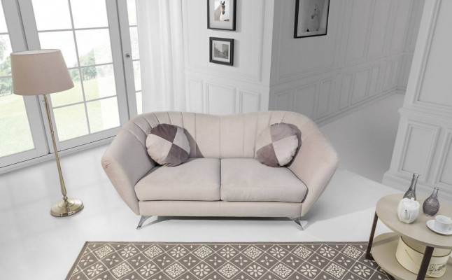 D'2-Sëtz-Sofa an engem elegante a modernen Stil passt perfekt an all Interieur.