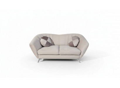 D'2-Sëtz-Sofa an engem elegante a modernen Stil passt perfekt an all Interieur.