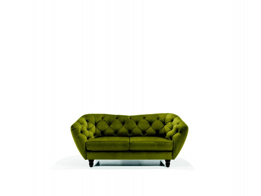 Dreiplaz-Sofa mat luxuriéiser Chesterfield-Récklehne an engem eleganten gréngoen.