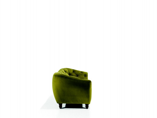 Dreiplaz-Sofa mat luxuriéiser Chesterfield-Récklehne an engem eleganten gréngoen.