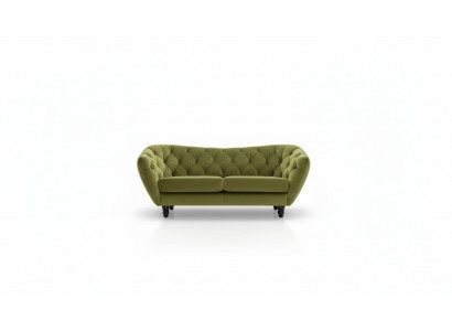 Dreiplaz-Sofa mat luxuriéiser Chesterfield-Récklehne an engem eleganten gréngoen.