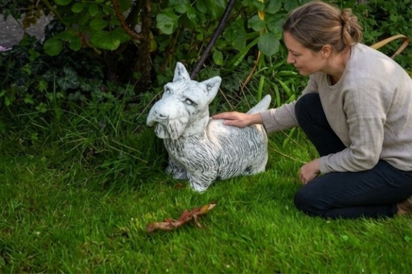 Gartendekoratioun Hond Terrass Steefiguren Dekorativ Wäiss Statu Figur