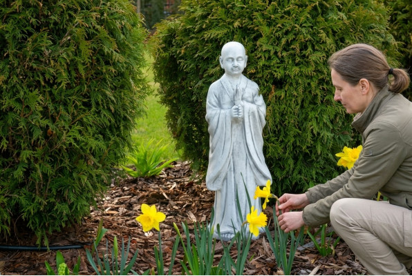 Buddha Skulptur an enger Steenoptik. Grouss dekorativ Skulptur fir Gaarde Figur.