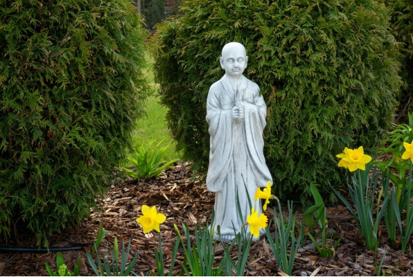 Buddha Skulptur an enger Steenoptik. Grouss dekorativ Skulptur fir Gaarde Figur.