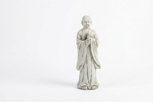 Buddha Skulptur an enger Steenoptik. Grouss dekorativ Skulptur fir Gaarde Figur.