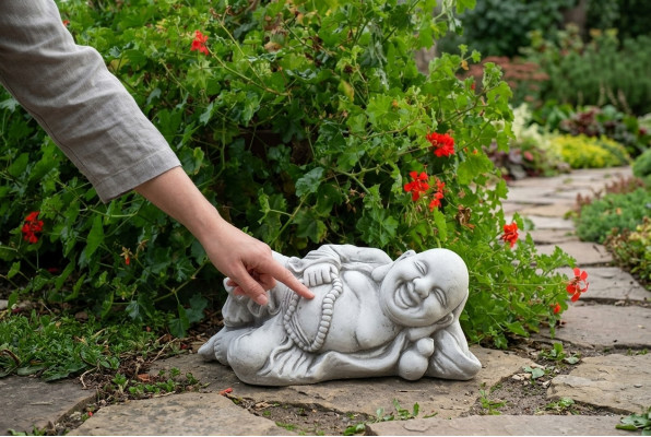 Figur Buddha Skulptur an Steeoptik. Grouss Skulptur fir Gaart Dekoratioun.