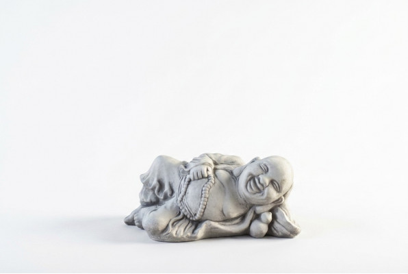 Figur Buddha Skulptur an Steeoptik. Grouss Skulptur fir Gaart Dekoratioun.