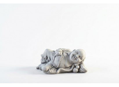 Figur Buddha Skulptur an Steeoptik. Grouss Skulptur fir Gaart Dekoratioun.