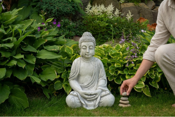 Buddha Skulptur a Steenoptik. Grouss Skulptur fir dekorativen Gaart.