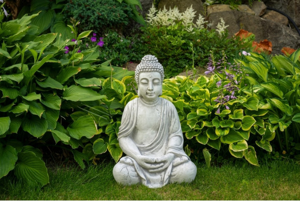 Buddha Skulptur a Steenoptik. Grouss Skulptur fir dekorativen Gaart.