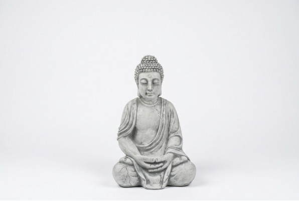 Buddha Skulptur a Steenoptik. Grouss Skulptur fir dekorativen Gaart.