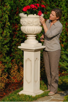 Blummekuerf Këscht Blummen Vaas Gefäss Gaart Terrass Dekoratioun Statue Figuren