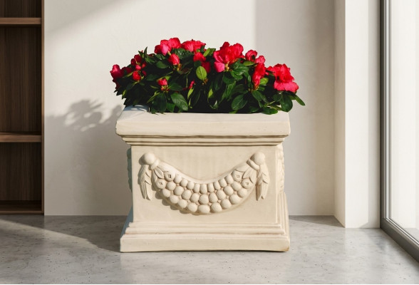 Blummekuerf Blummekëscht Blummegefäss Terrassendekoratioun Statuen Figuren Gaart