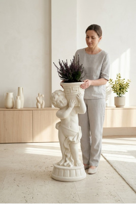 Figur Statue mat Blummen Dëppen Këscht Statuen Figuren Skulptur Gaart
