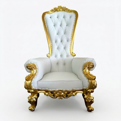 E bëschte, wäissen, verziichten Still am Barock- an Chesterfield-Stil mat Elementer vum Chesterfield-Stil.