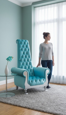 E e raffinéiert Fauteuil mat héijer Réckelehn an engem Design, dat un e Voltaire-Stull erënnert.