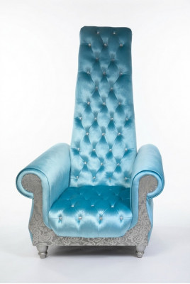 E e raffinéiert Fauteuil mat héijer Réckelehn an engem Design, dat un e Voltaire-Stull erënnert.
