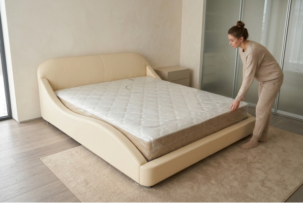 Neit, modern a komfortabel Bett fir d'Schlofzëmmer