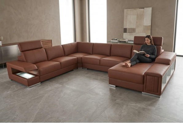 Wunnambiance mat engem U-fërmege Designer-Ecksofa.