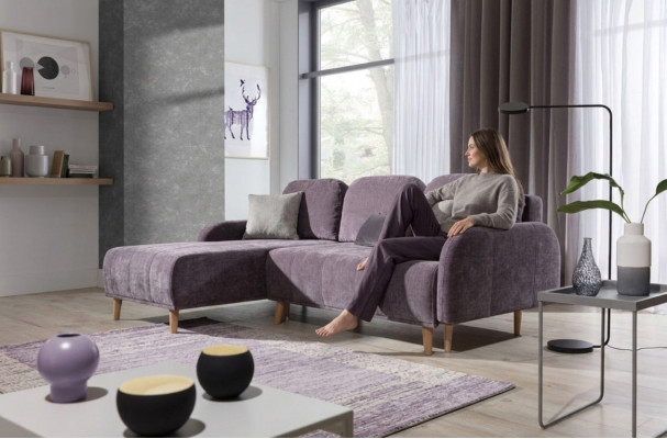 Komfortabele Ecksofa kombinéiert moderenen a funktionale Design