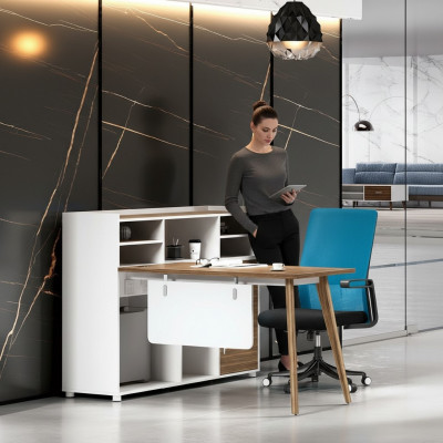 Luxuriéisen Holzbürosdësch am modernen Design a hellen Faarwen.