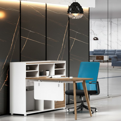 Luxuriéisen Holzbürosdësch am modernen Design a hellen Faarwen.